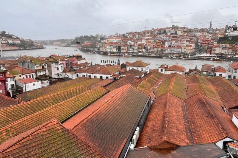 Dachy pokryte wypalaną dachówką. Widok z Vila Nova de Gaia na Porto.