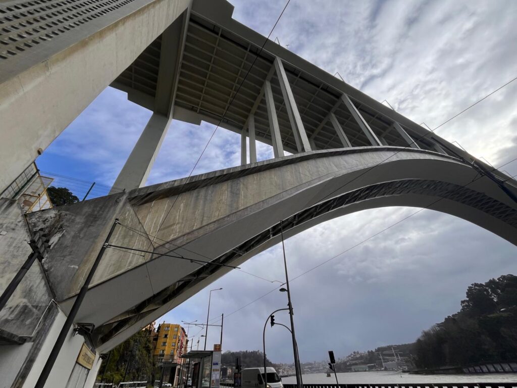 Betonowy most widziany z dołu.