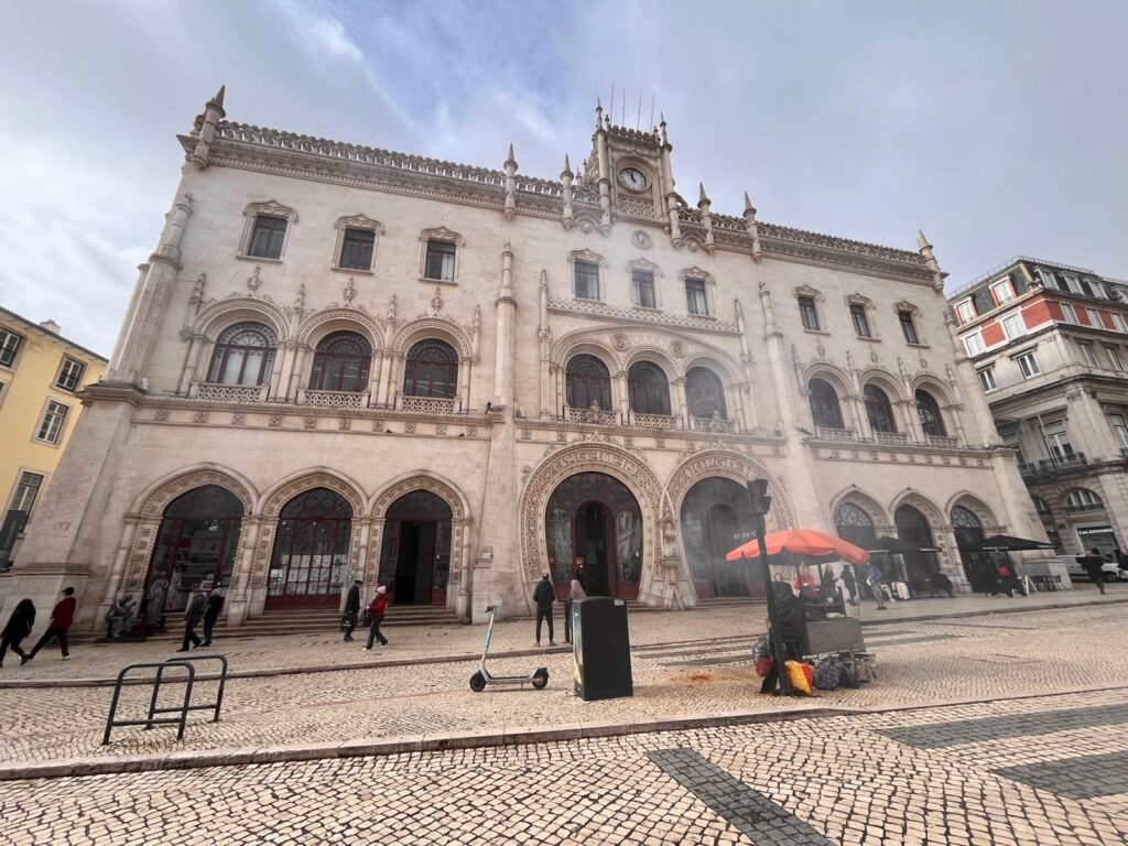 Budynek dworca kolejowego w centrum Lizbony.